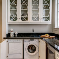 Traditional Kitchen Cabinet with Muillion Doors